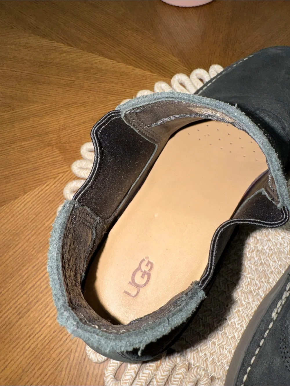 Ugg mens 11 black suede leather Camino Chelsea boots EUC